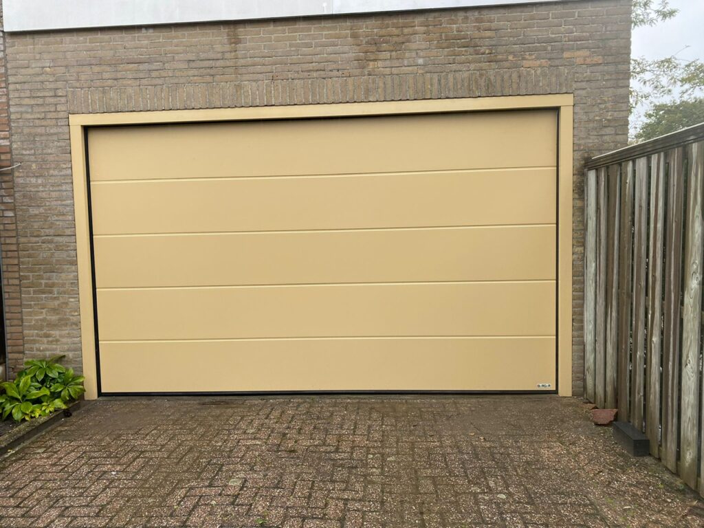 Berger Premium garagedeuren Satin Plano met 3-zijdig montageprofielen RAL 1001