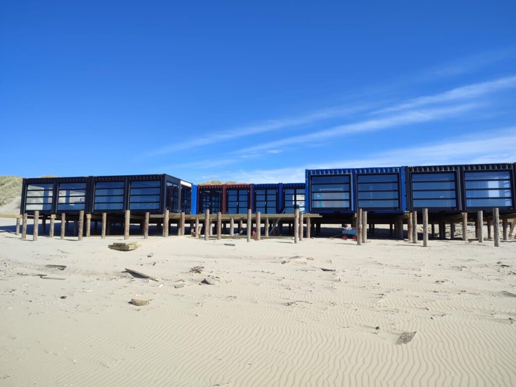 Berger sectionale garagedeuren en openslaande deuren bij Strandpaviljoen 12 op Texel
