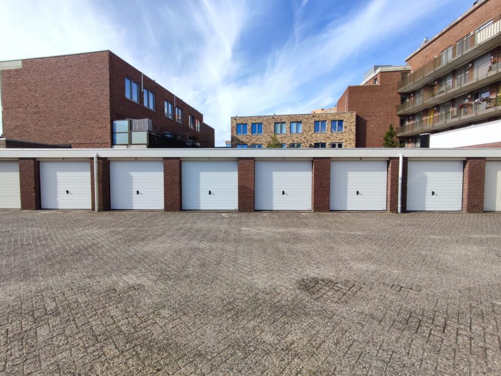 Berger Premium garagedeur Woodgrain Plancha RAL 9016