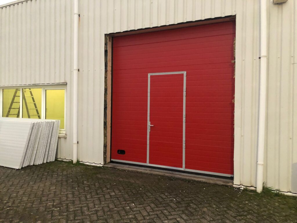 Berger industriedeur S40 met loopdeur RAL 3000