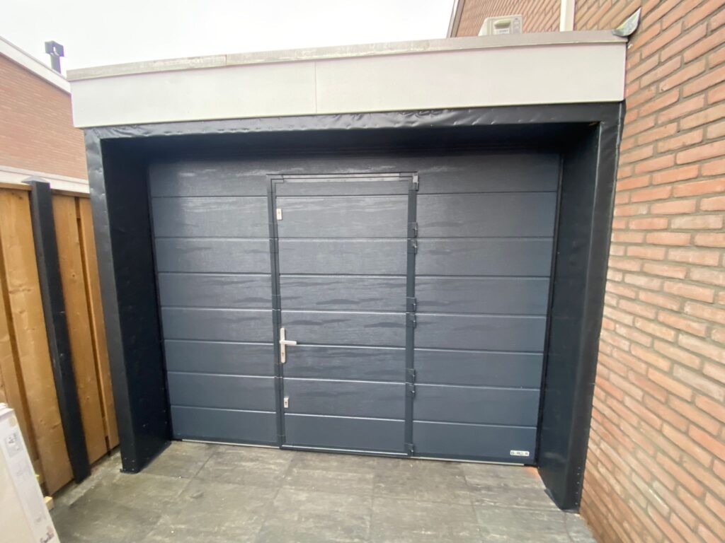 Berger Premium-Line Woodgrain Ligna RAL 7016 met loopdeur en bijzetsloten